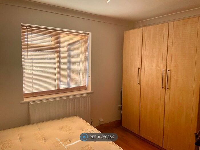 Studio To Rent In Hoylake Road, London, W3