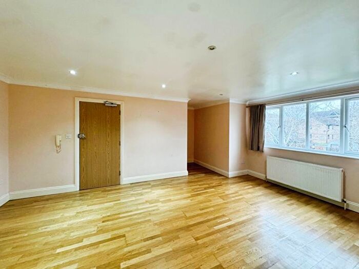 2 Bedroom Flat For Sale In Drayton Road, Borehamwood, WD6