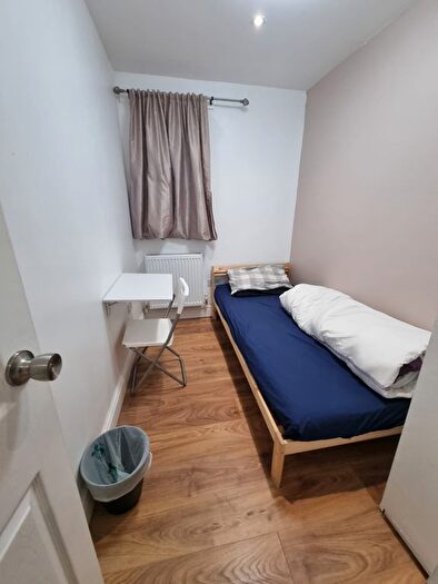 Studio To Rent In Birchway, Hayes, London, UB3