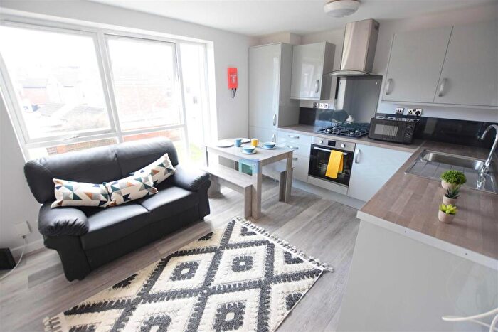2 Bedroom Flat To Rent In Brayford Court - Apt - Student Apartment - /, LN1