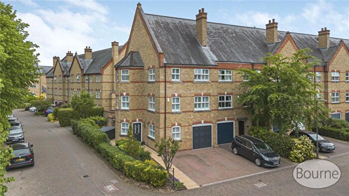 4 Bedroom End Of Terrace House For Sale In Silistria Close, Knaphill, Woking, Surrey, GU21