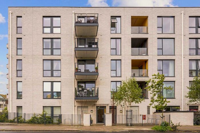 2 Bedroom Flat To Rent In Barrington Road, London, SW9