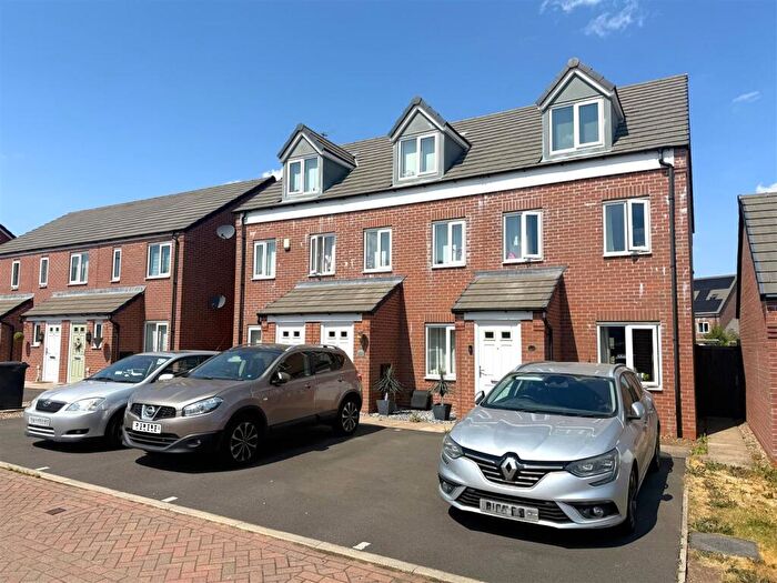3 Bedroom Town House For Sale In Starling Close, Shepshed, Loughborough, LE12