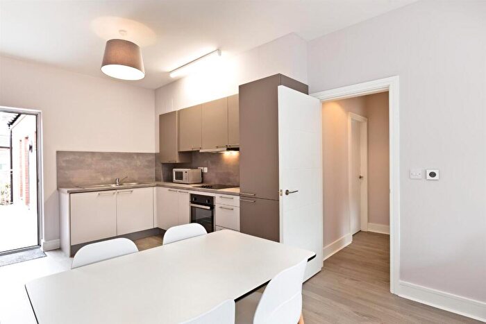 2 Bedroom Apartment To Rent In Flat Lynthorpe House, S1