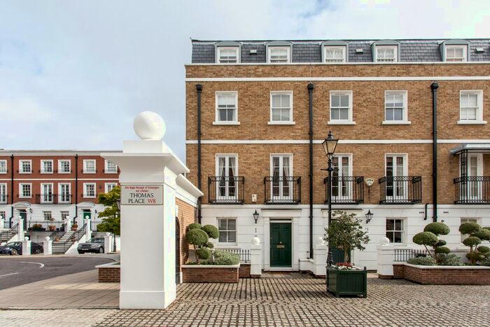 4 Bedroom Flat To Rent In Thomas Place, London, W8