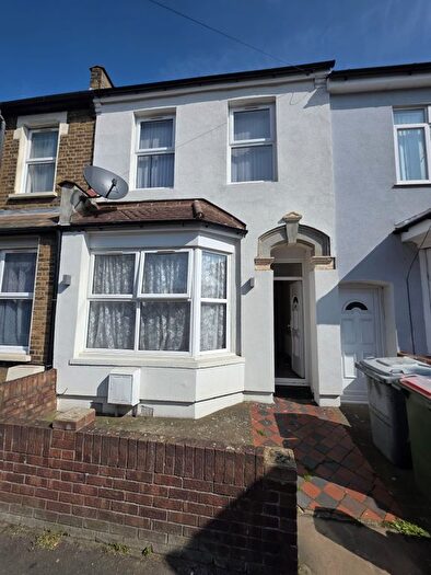 3 Bedroom Semi Detached House To Rent In Gooseley Lane, London, E6