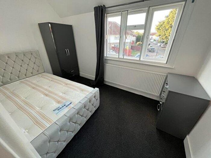 5 Bedroom Flat To Rent In Wrights Place, NW10