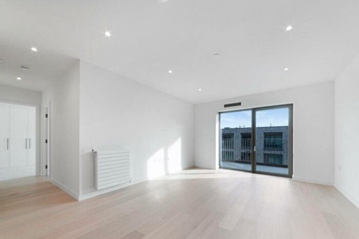 3 Bedroom Apartment To Rent In Mill Building, Riverscape, E16