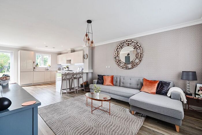 4 Bedroom Detached House For Sale In River Walk, Fetcham, KT22