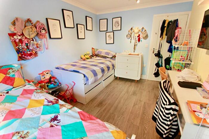 2 Bedroom Flat To Rent In High Road, London, N12
