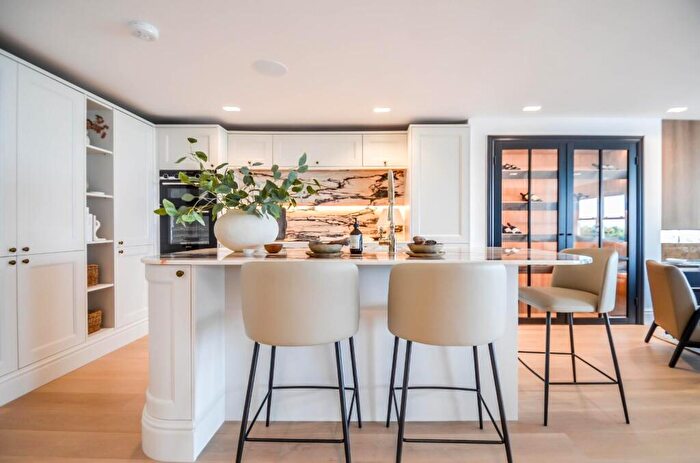 2 Bedroom Flat For Sale In The Ridgeway, Westcliff-On-Sea, SS0