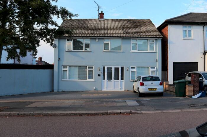 4 Bedroom Detached House To Rent In Abbotswood Gardens, Ilford, Essex, IG5