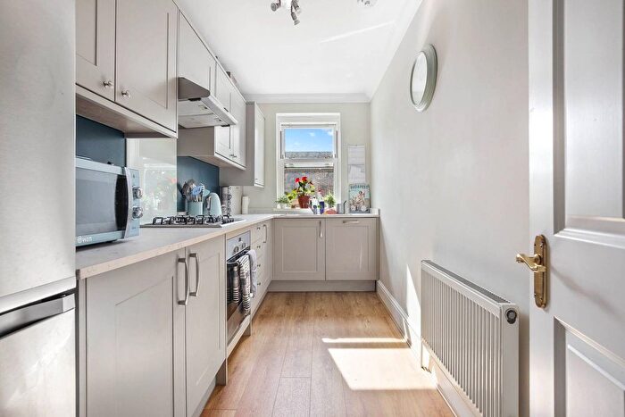 2 Bedroom Flat To Rent In Groveway, Oval, London, SW9