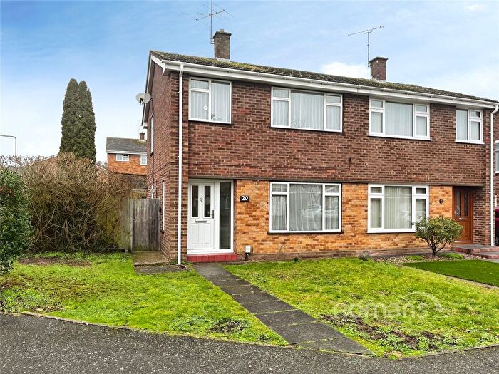 3 Bedroom Semi Detached House For Sale In Pennine Way, Farnborough, Hampshire, GU14