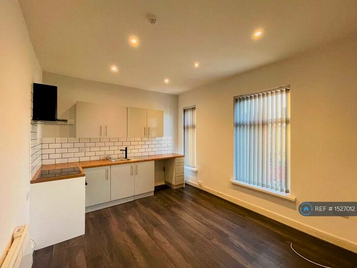 2 Bedroom Flat To Rent In Longden Road, Manchester, M12