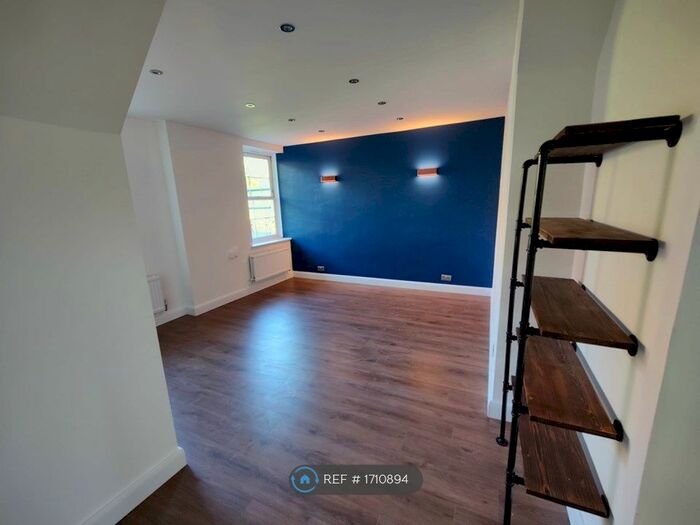 3 Bedroom Flat To Rent In Branston House, London, N7