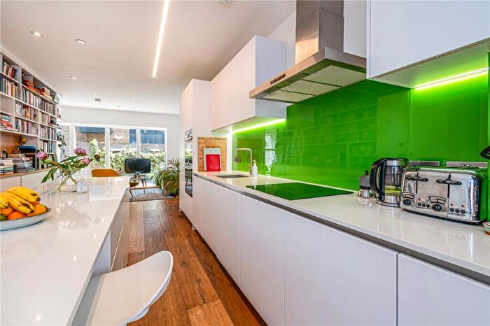 3 Bedroom Apartment To Rent In Crystal Palace Road, East Dulwich, London, SE22