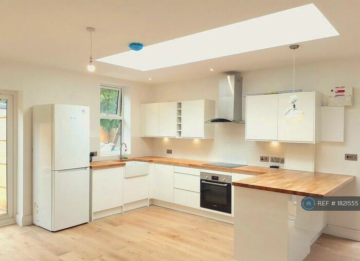 1 Bedroom Flat To Rent In Grafton Road, New Malden, KT3