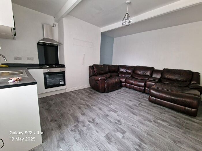 1 Bedroom Flat To Rent In Manns Buildings, Batley, WF17