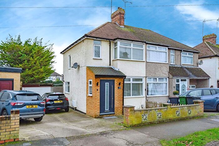 3 Bedroom Semi Detached House For Sale In Tenth Avenue, Luton, Bedfordshire, LU3