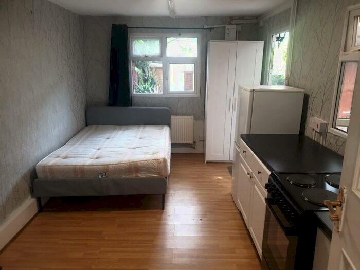 Studio To Rent In Woodstock Avenue, Golders Green, NW11