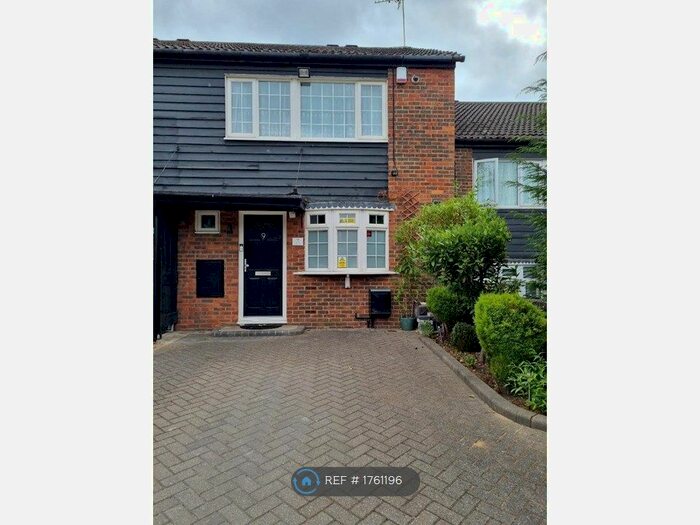 3 Bedroom Terraced House To Rent In Laurel View, London, N12