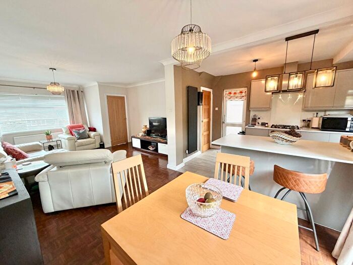 3 Bedroom Detached House For Sale In Landor Avenue, Killay, Swansea, SA2