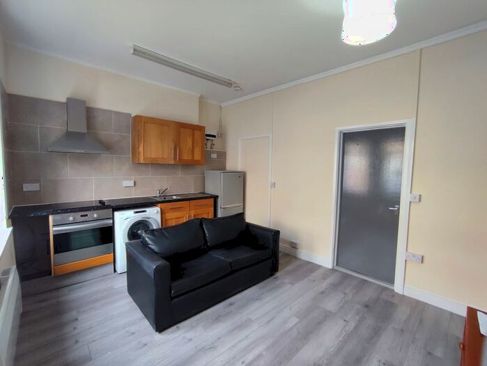 1 Bedroom Flat To Rent In North Luton Place, Cardiff, CF24