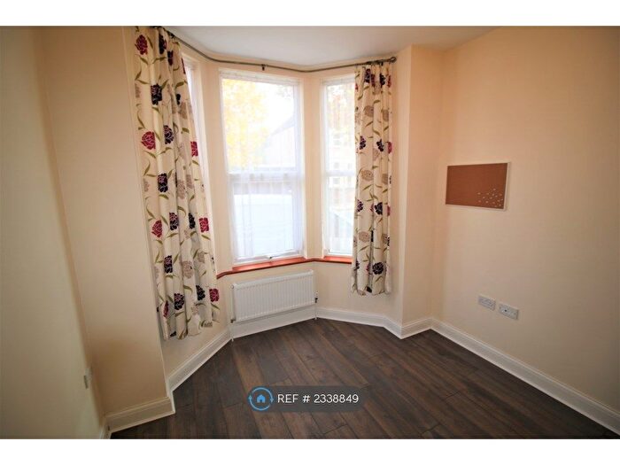 Studio To Rent In Cedar Road, London, NW2