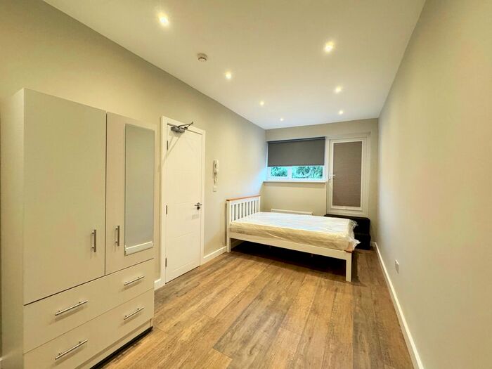 Studio To Rent In Birch Green, Staines, TW18