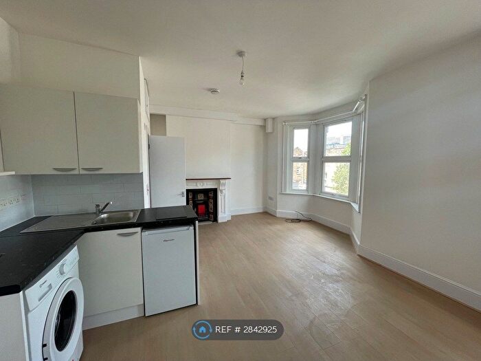 Studio To Rent In Temple Road, Croydon, CR0