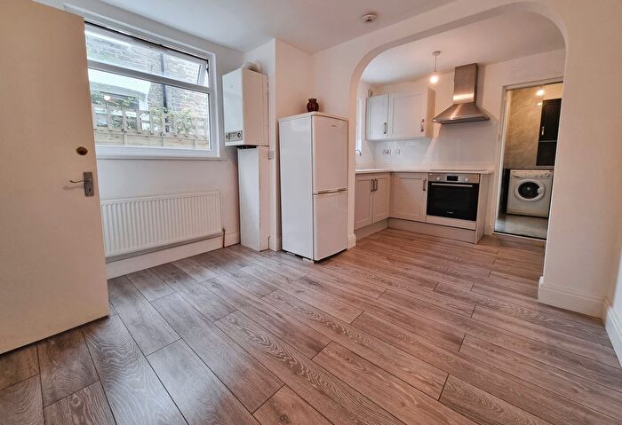 2 Bedroom Flat To Rent In Dingwall Road, Earlsfield, Wandsworth, SW18