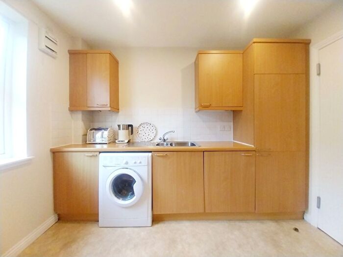 2 Bedroom Flat To Rent In Huntingdon Place, Edinburgh, EH7