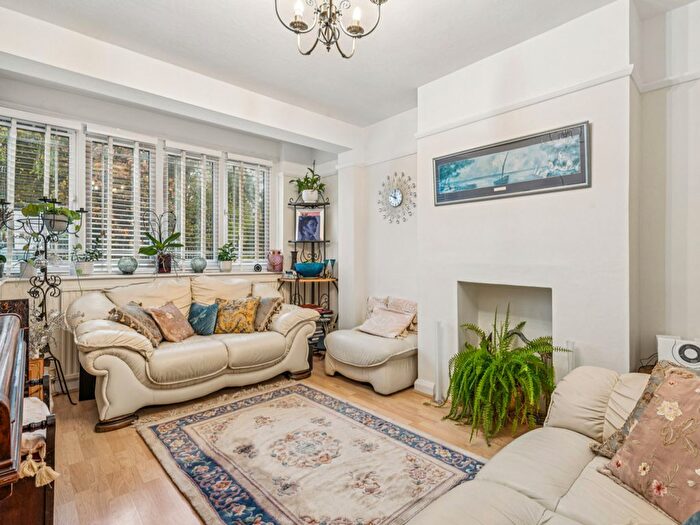 3 Bedroom Semi-detached House For Sale In Chilmark Road, London, SW16