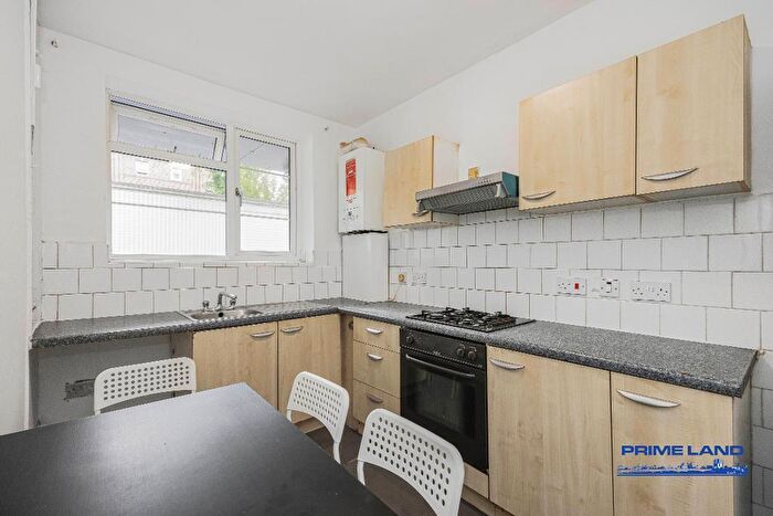 3 Bedroom Flat To Rent In Damien Street, London, E1