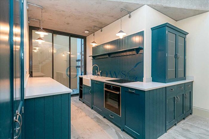 3 Bedroom Mews To Rent In Courtyard, Smith Street, London, SW3