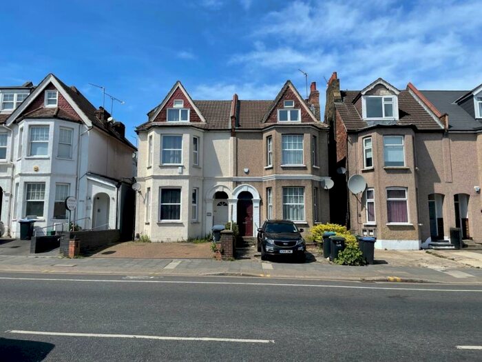 6 Bedroom Semi-Detached House To Rent In Green Lanes, Palmers Green, N13