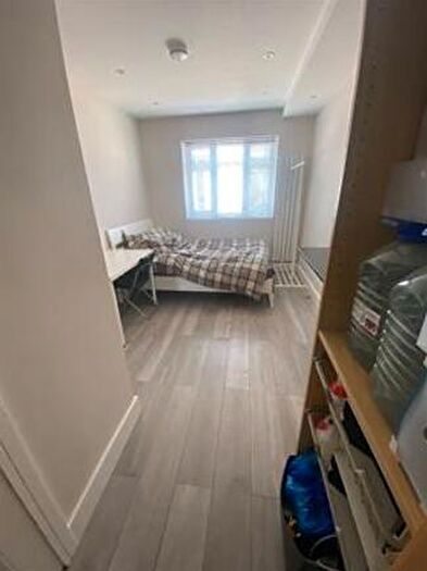5 Bedroom Semi-Detached House To Rent In Babington Road, London, NW4