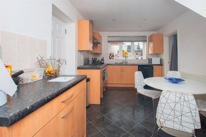 4 Bedroom Link Detached House To Rent In Canal Lane, Deanshanger, Milton Keynes, MK19