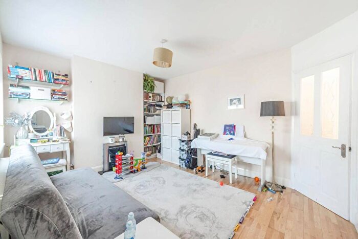 2 Bedroom Maisonette For Sale In Lowther Road, Kenton, Stanmore, HA7