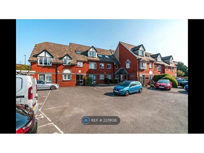 2 Bedroom Flat To Rent In Commodore Court, Southampton, SO14
