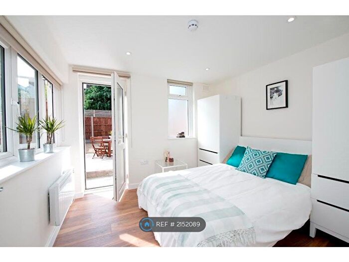 3 Bedroom Flat To Rent In Shepherds Bush, London, W12