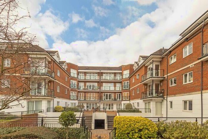 2 Bedroom Flat To Rent In The Downs, London, SW20