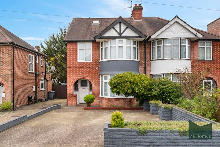 4 Bedroom Semi-Detached House For Sale In The Woodlands, London, N14