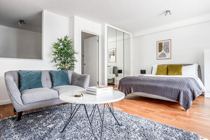 Apartment To Rent In Marlyn Lodge, Portsoken Street, London, E1