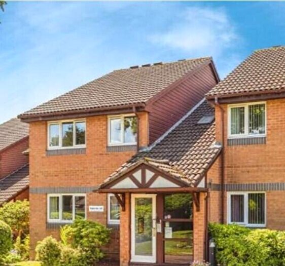 2 Bedroom Apartment For Sale In Chesterton Court, Horsham, West Sussex, RH13