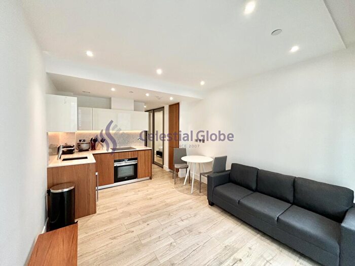 Studio To Rent In Neroli House, Piazza Walk, London, E1