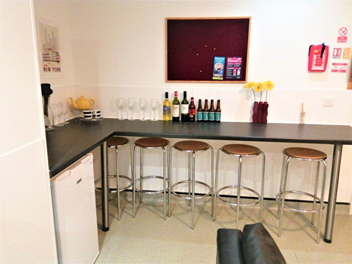 1 Bedroom Flat To Rent In Long Side, Bradford, BD7