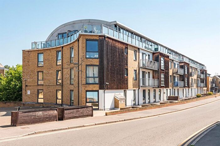 2 Bedroom Flat For Sale In Mead Lane, Hertford, SG13