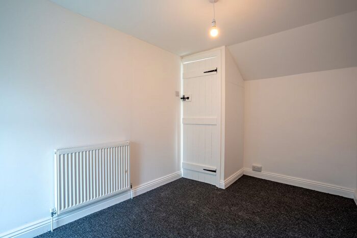 2 Bedroom Cottage To Rent In Wind Street, Blaenllechau, CF43
